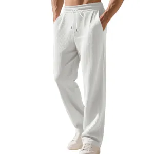 Vista dettagliata della trama dei pantaloni casual bianchi pesanti a costine a gamba dritta