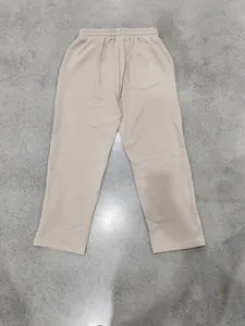 Detailansicht der Rückseite einer beigen Waffelstrickhose mit Fokus auf Tasche und Textur