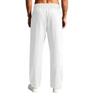 Vista posteriore dettagliata dei pantaloni sportivi bianchi a coste da uomo streetwear