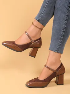 Zapatos Mary Jane retro en patchwork marrón con tacón grueso de madera y punta cuadrada