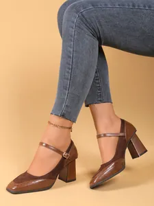 Primer plano de zapatos Mary Jane vintage marrones con tacón de bloque y punta cuadrada