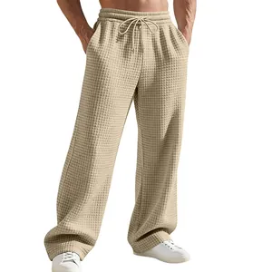 Detail der beigen Waffelstrickstruktur an der lockeren Herren-Freizeithose mit Kordelzug