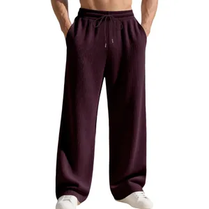 Primo piano di pantaloni pesanti a coste da uomo in viola scuro con vestibilità comoda