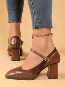 Detalle de zapatos Mary Jane marrones con tacón grueso punta cuadrada y hebilla