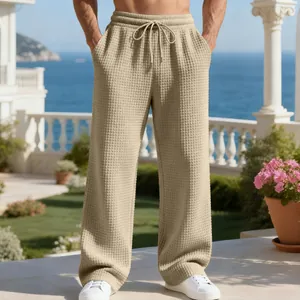 Detailansicht der locker sitzenden Herrenhose mit Waffelstrick-Struktur in Khaki-Farbe
