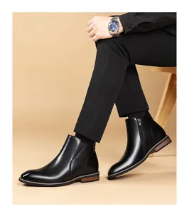 Detailansicht eleganter schwarzer Chelsea-Boots aus Leder mit seitlichem Reißverschluss