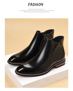 Detailansicht klassischer schwarzer Herren Chelsea Boots mit Reißverschluss auf Podest.
