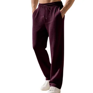 Dettaglio dei pantaloni pesanti da uomo bordeaux a coste con vita con coulisse regolabile