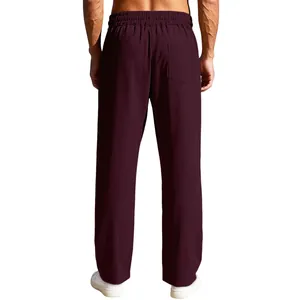 Vista posteriore di pantaloni sportivi bordeaux pesanti con trama a coste verticali.