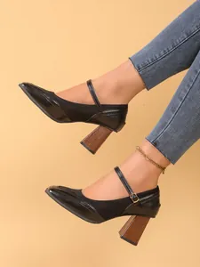 Elegantes zapatos Mary Jane negros con punta cuadrada vintage y tacón ancho de madera