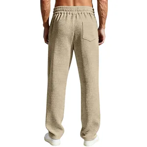 Detaillierte Rückansicht der schweren Waffel-Struktur-Hose für Herren in Beige-Farbe