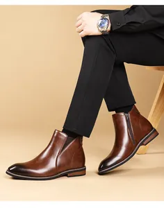 Detailansicht stilvoller brauner Vintage-Leder-Chelsea-Boots mit Reißverschluss.