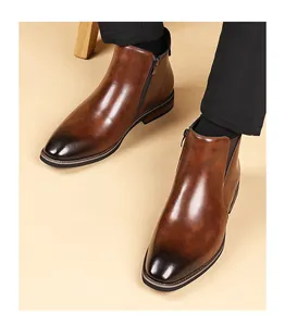 Detailansicht brauner Vintage-Leder-Chelsea-Boots mit Reißverschluss und brünierter Spitze