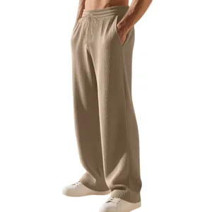 Vista dettagliata dei pantaloni della tuta a costine da uomo kaki con gamba dritta.