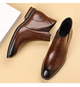 Detailaufnahme der polierten braunen Ledertextur von Vintage Chelsea-Boots für Herren