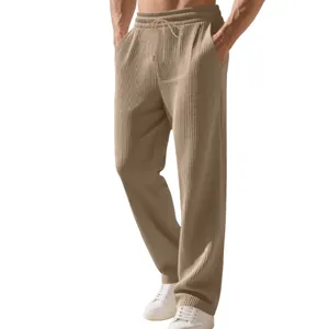 Dettaglio della pesante trama a coste sui pantaloni casual da uomo in colore kaki