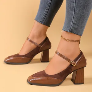 Elegantes zapatos Mary Jane marrón retro con punta cuadrada y tacón grueso de madera