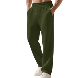 Dettaglio dei pantaloni sportivi da uomo a coste verde scuro con coulisse in vita.