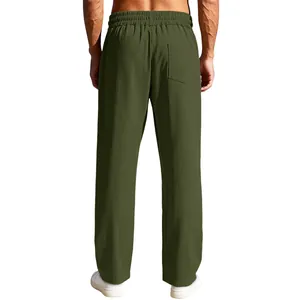 Vista posteriore dei pantaloni casual a coste verde oliva da uomo con tasca e dettaglio