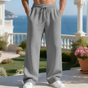 Nahaufnahme einer grauen, schweren Waffelstruktur-Hose für Herren in lockerer Passform