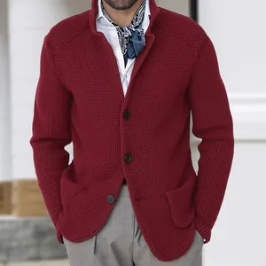 Detalle de cárdigan rojo para hombre en punto gofrado con cuello alto y botones
