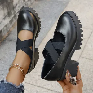 Detailansicht schwarzer Mary Jane Schuhe mit robustem Blockabsatz und Kreuzriemen