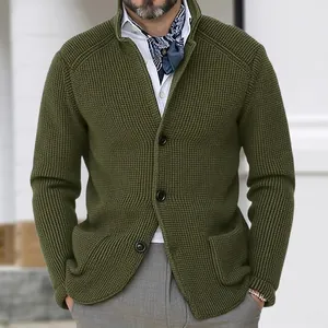 Detalle de cárdigan de punto gofrado verde oliva con cuello alto y botones