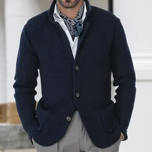 Detalle de cárdigan de punto azul marino para hombre con botones y textura de tela