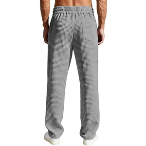 Rückansicht mit Textur der grauen Waffelstrick-Herrenhose mit geradem, weitem Bein
