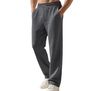 Dettaglio della trama a costine grigie dei pantaloni casual da uomo a gamba dritta