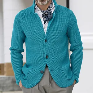 Primer plano de una chaqueta de punto tipo gofre verde azulado con cuello alto