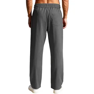Vista posteriore dettagliata dei pantaloni casual da uomo grigi a coste a gamba dritta con tasca.