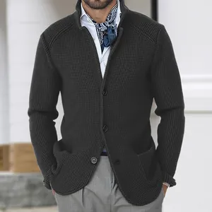 Primer plano de una chaqueta de punto tipo gofre para hombre en color carbón