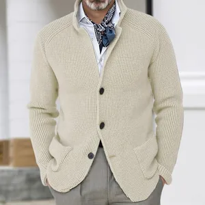 Detalle de cárdigan de punto gofrado beige para hombre con cuello alto y botones