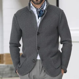 Detalle de cárdigan de punto gris para hombre con cierre de botones y cuello alto