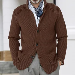 Detalle de chaqueta de punto marrón para hombre con cuello alto y botones de estilo casual