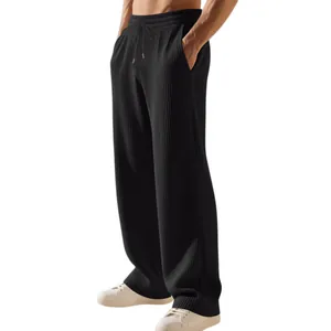 Dettaglio laterale di pantaloni sportivi casual neri pesanti a coste larghe da uomo