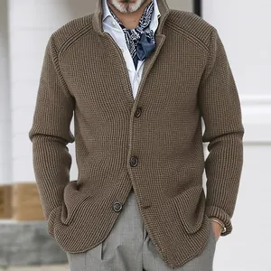 Vista detallada de cárdigan de punto marrón para hombre con cuello alto y textura