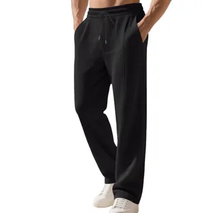 Vista dettagliata dei pantaloni da uomo neri a coste pesanti con vestibilità dritta rilassata