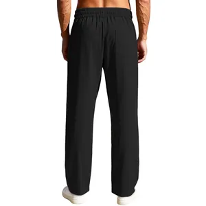 Dettaglio posteriore dei pantaloni della tuta casual neri a coste da uomo pesanti