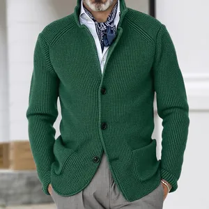 Primer plano de cárdigan verde para hombre en punto gofrado con cuello alto