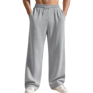 Dettaglio di pantaloni casual a coste grigi con coulisse in vita e vestibilità comoda.