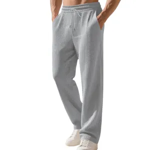 Vista dettagliata della trama a costine grigie dei pantaloni casual larghi da uomo