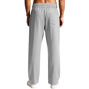 Vista posteriore dettagliata della trama dei pantaloni dritti a coste grigio chiaro