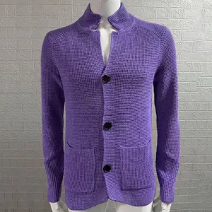 Primer plano de un cárdigan de punto morado para hombre con botones y tejido texturizado