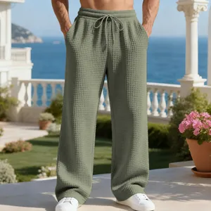 Vollansicht der salbeigrünen Waffelstrickhose für Herren in einer Außenumgebung