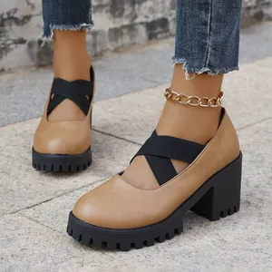 Nahaufnahme von braunen Mary-Jane-Schuhen mit Kreuzriemen und Blockabsatz für Damen.