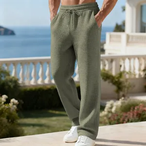 Detailansicht der schweren Waffelstrickhose für Herren in Olivgrün für den Freizeitlook.