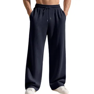 Dettaglio dei pantaloni larghi a coste pesanti da uomo in blu navy scuro, stile casual chic