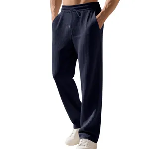 Dettaglio della pesante trama a costine dei pantaloni sportivi blu navy da uomo a gamba dritta.